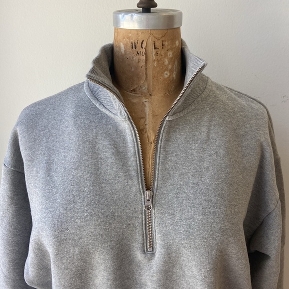 Everlane Sweatshirt Cropped Style with Zipper Front and Winged Ribbed Collar - Picture 5 of 9
